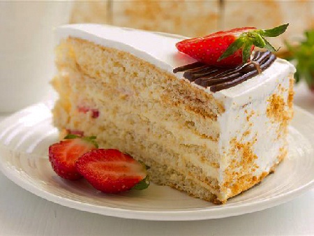 Торта с домашни ванилови блатове, крем с крема сирене и сметана и ягоди - снимка на рецептата